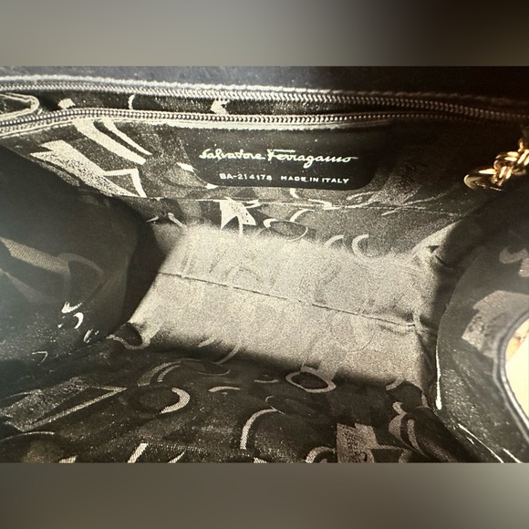 Salvatore Ferragamo Vara Ribbon Leather Tote
Pre loved - Picture 11 of 14